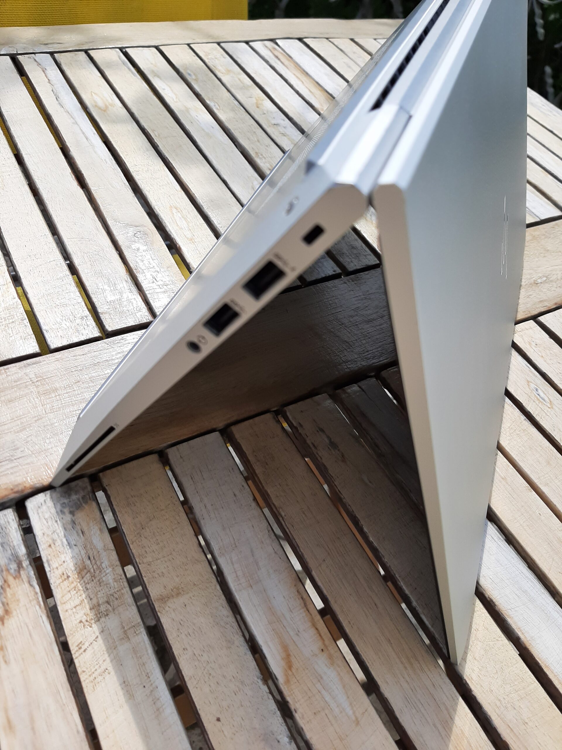 HP EliteBook 840 G8 i5 vue cote gauche