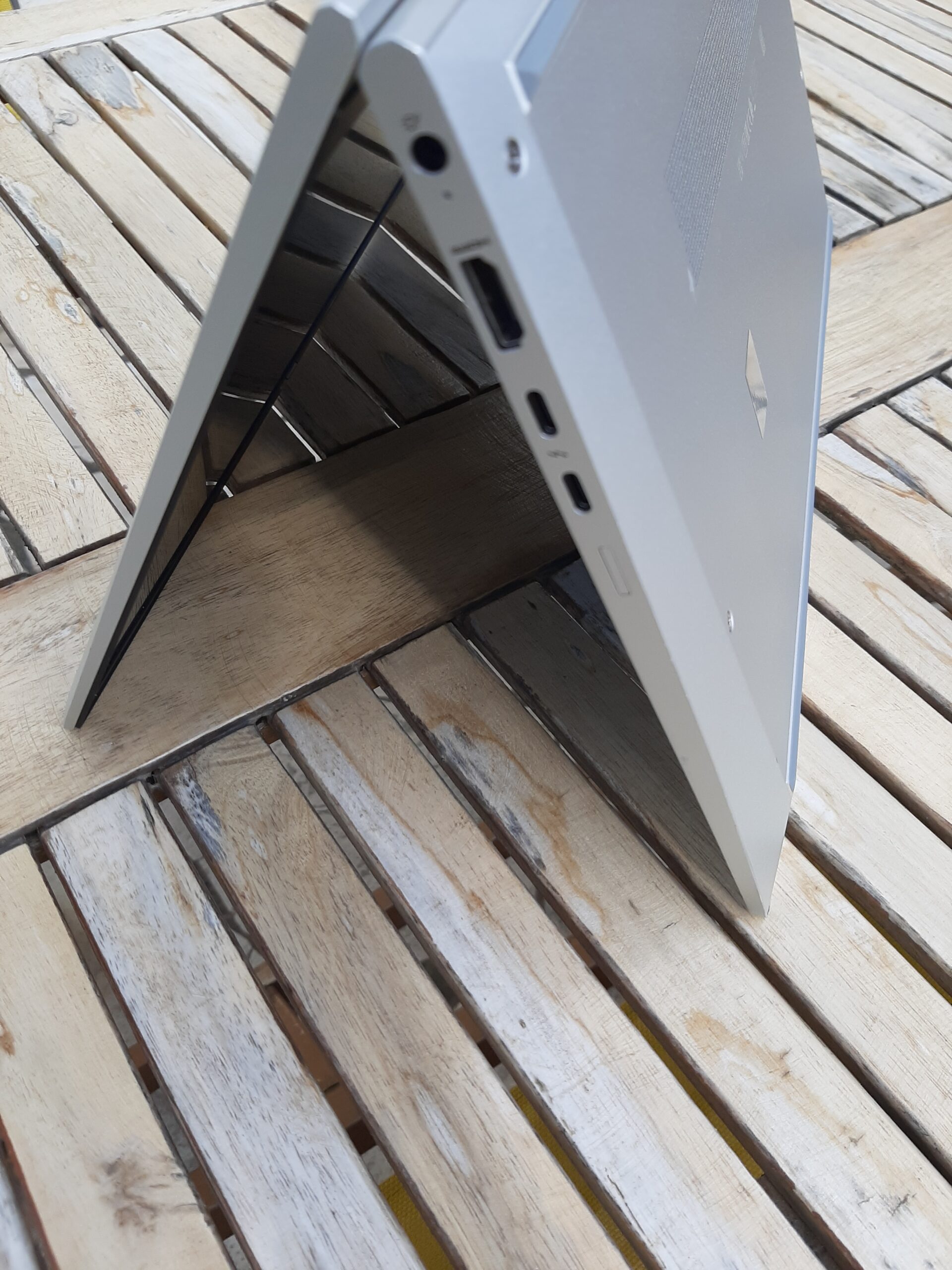 HP EliteBook 840 G8 i5 vue cote droit