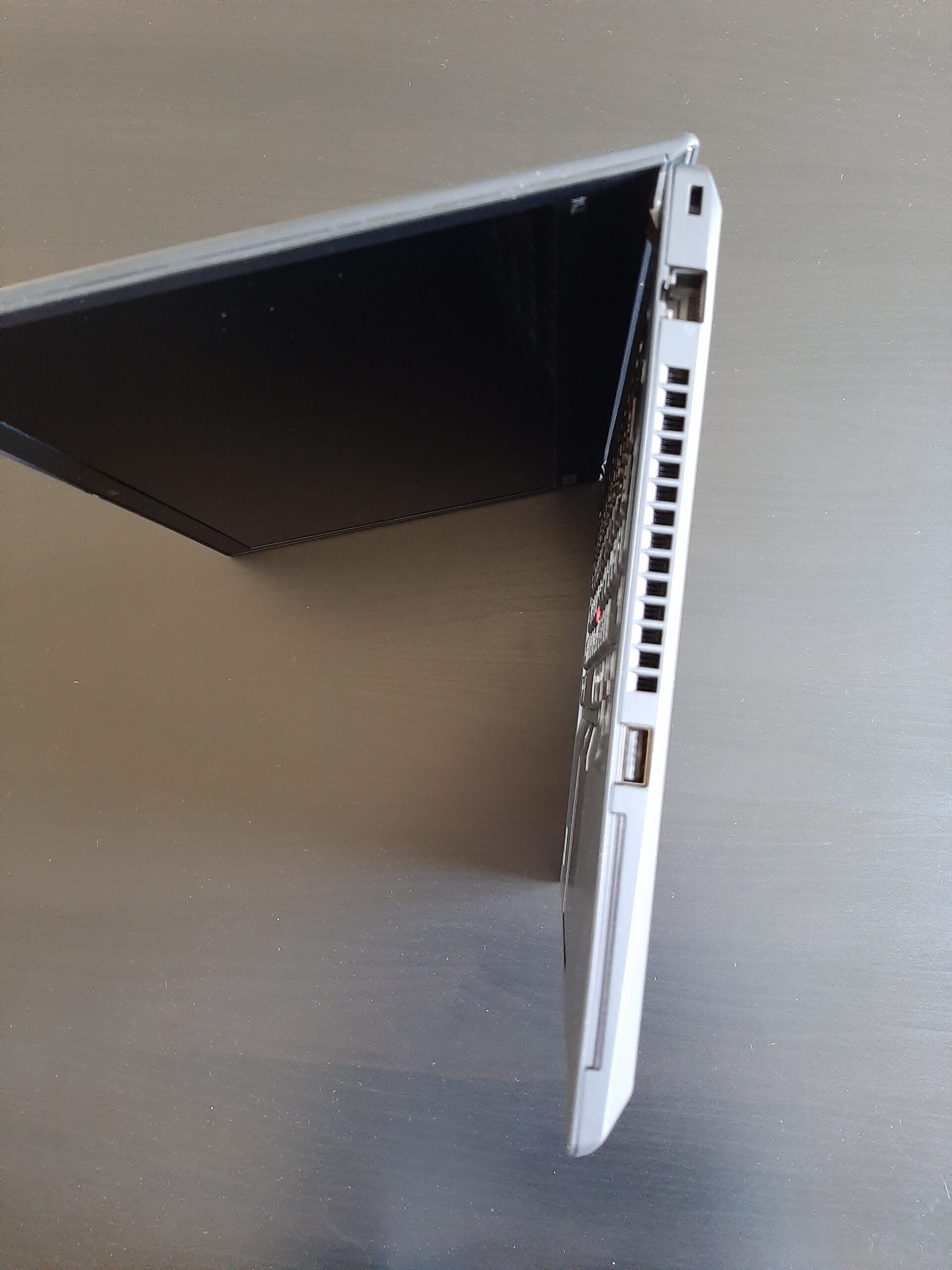 Lenovo ThinkPad T14 Gen1 vue cote